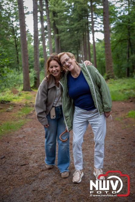 Na valse start toch een prachtige wandelavond, bijna 500 deelnemers genieten in de bossen van ’t Harde - &copy; NWVFoto.nl