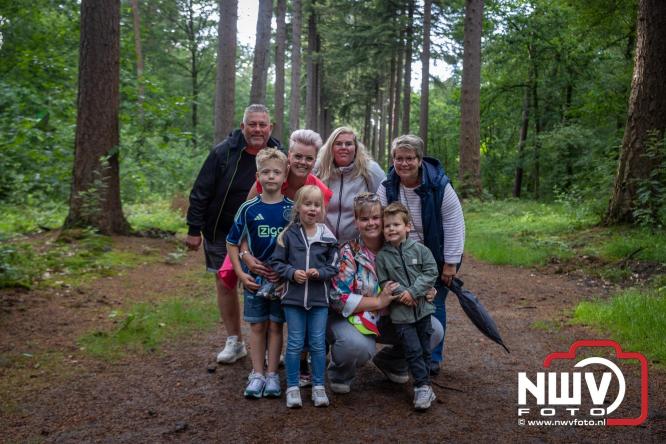 Na valse start toch een prachtige wandelavond, bijna 500 deelnemers genieten in de bossen van ’t Harde - &copy; NWVFoto.nl
