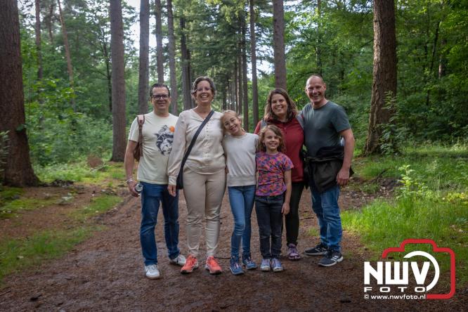 Na valse start toch een prachtige wandelavond, bijna 500 deelnemers genieten in de bossen van ’t Harde - &copy; NWVFoto.nl