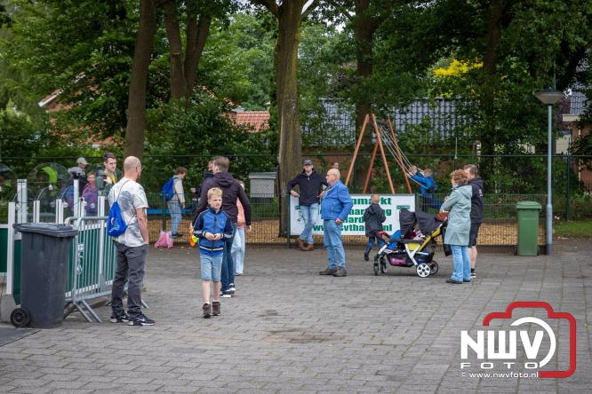 Regen houdt wandelaars niet tegen tijdens Avondvierdaagse ’t Harde - &copy; NWVFoto.nl