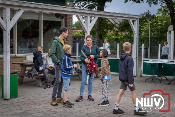 Regen houdt wandelaars niet tegen tijdens Avondvierdaagse ’t Harde - &copy; NWVFoto.nl