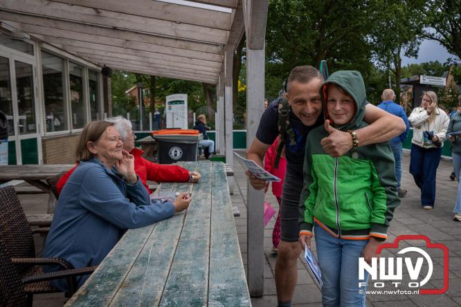 Regen houdt wandelaars niet tegen tijdens Avondvierdaagse ’t Harde - &copy; NWVFoto.nl