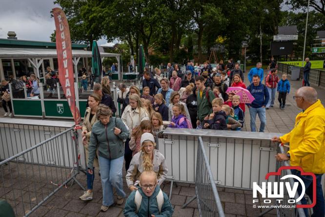Regen houdt wandelaars niet tegen tijdens Avondvierdaagse ’t Harde - &copy; NWVFoto.nl