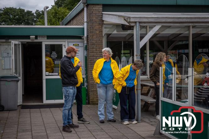Regen houdt wandelaars niet tegen tijdens Avondvierdaagse ’t Harde - &copy; NWVFoto.nl
