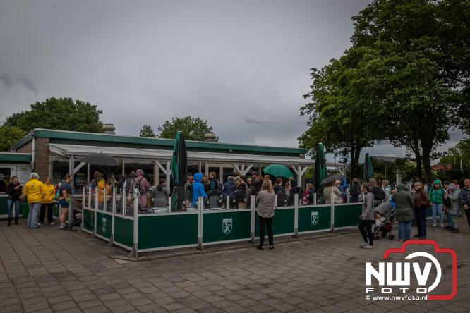 Regen houdt wandelaars niet tegen tijdens Avondvierdaagse ’t Harde - &copy; NWVFoto.nl