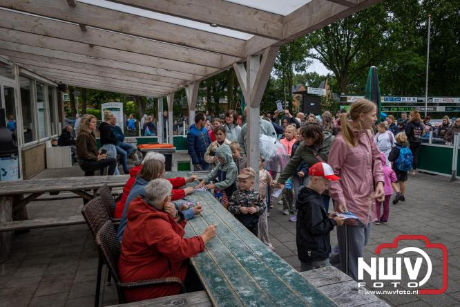 Regen houdt wandelaars niet tegen tijdens Avondvierdaagse ’t Harde - &copy; NWVFoto.nl
