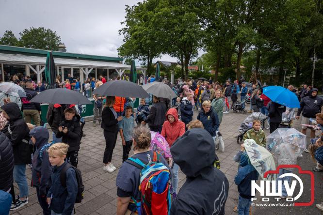 Regen houdt wandelaars niet tegen tijdens Avondvierdaagse ’t Harde - &copy; NWVFoto.nl