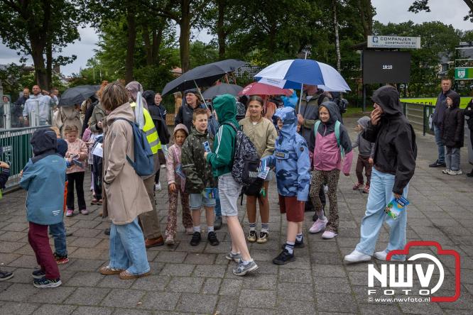 Regen houdt wandelaars niet tegen tijdens Avondvierdaagse ’t Harde - &copy; NWVFoto.nl