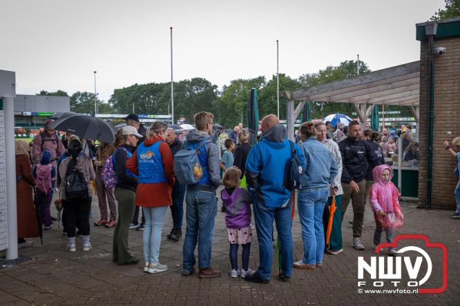 Regen houdt wandelaars niet tegen tijdens Avondvierdaagse ’t Harde - &copy; NWVFoto.nl