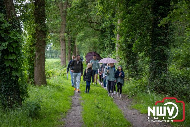 Regen houdt wandelaars niet tegen tijdens Avondvierdaagse ’t Harde - &copy; NWVFoto.nl