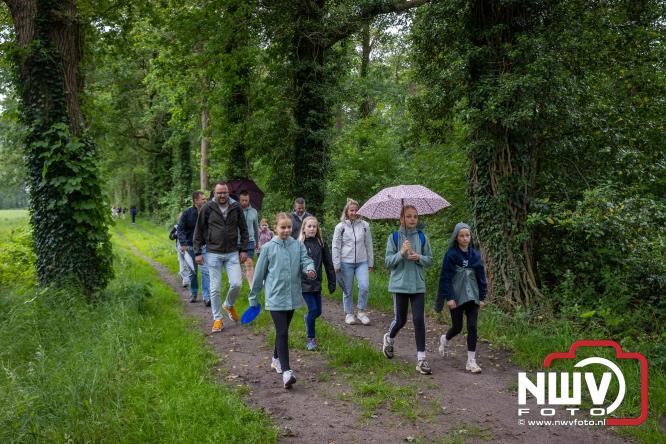 Regen houdt wandelaars niet tegen tijdens Avondvierdaagse ’t Harde - &copy; NWVFoto.nl