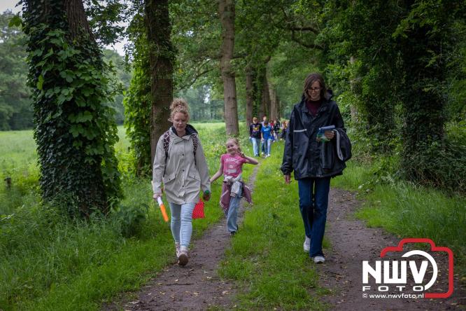 Regen houdt wandelaars niet tegen tijdens Avondvierdaagse ’t Harde - &copy; NWVFoto.nl