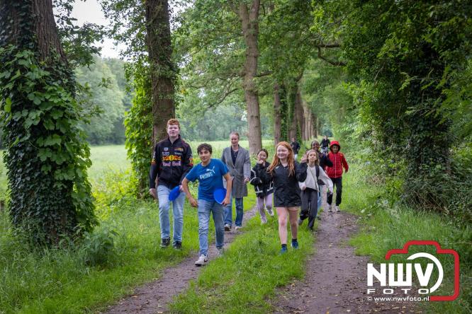 Regen houdt wandelaars niet tegen tijdens Avondvierdaagse ’t Harde - &copy; NWVFoto.nl
