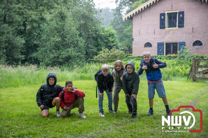 Regen houdt wandelaars niet tegen tijdens Avondvierdaagse ’t Harde - &copy; NWVFoto.nl