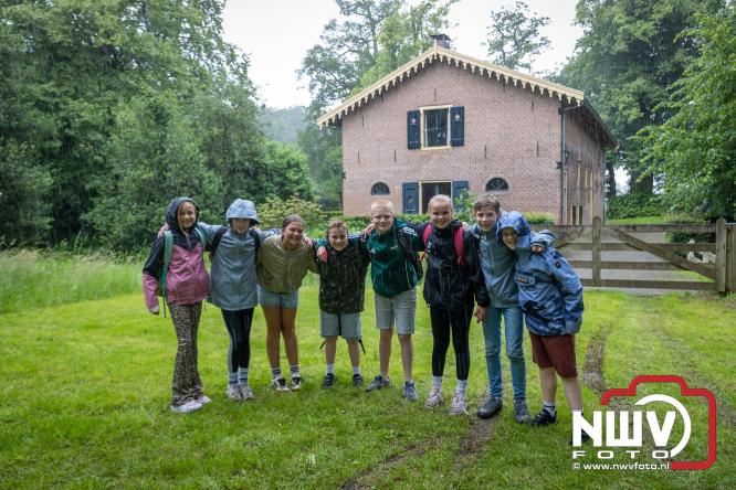 Regen houdt wandelaars niet tegen tijdens Avondvierdaagse ’t Harde - &copy; NWVFoto.nl