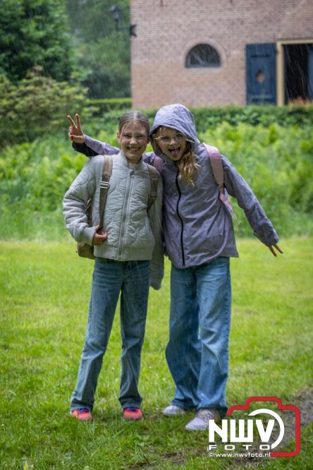 Regen houdt wandelaars niet tegen tijdens Avondvierdaagse ’t Harde - &copy; NWVFoto.nl