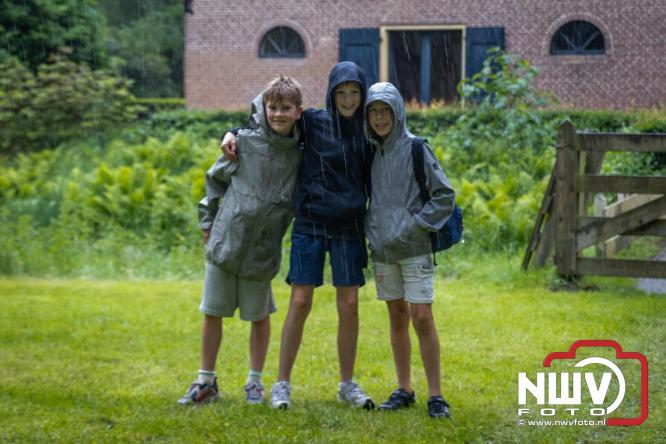 Regen houdt wandelaars niet tegen tijdens Avondvierdaagse ’t Harde - &copy; NWVFoto.nl