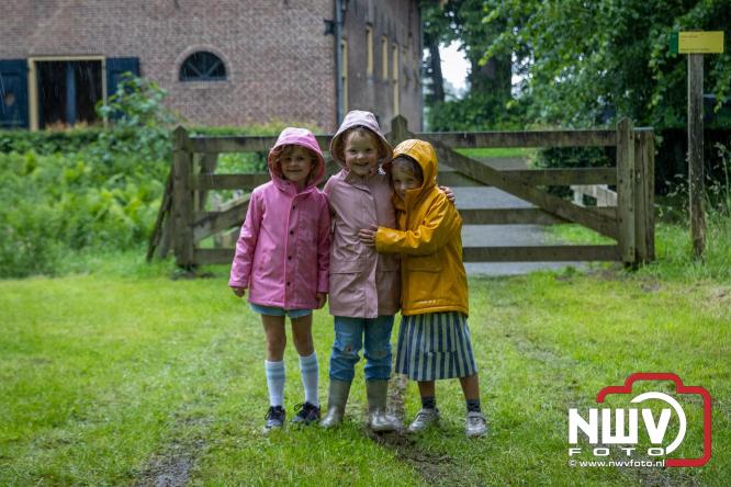 Regen houdt wandelaars niet tegen tijdens Avondvierdaagse ’t Harde - &copy; NWVFoto.nl