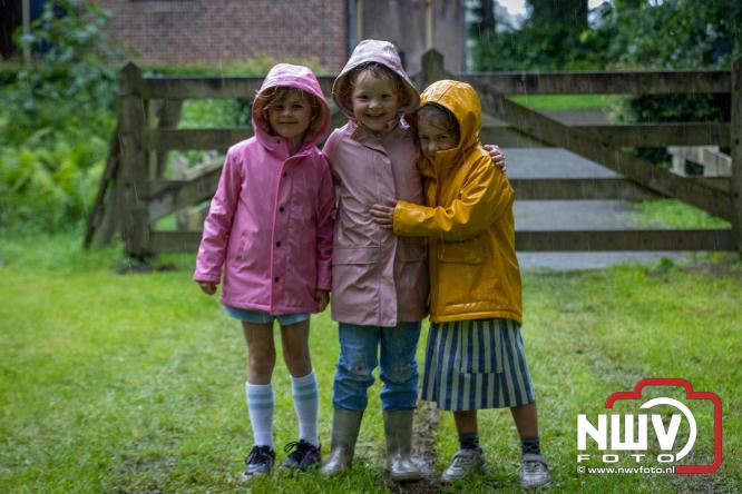 Regen houdt wandelaars niet tegen tijdens Avondvierdaagse ’t Harde - &copy; NWVFoto.nl