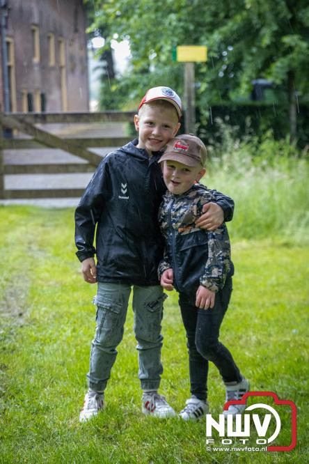 Regen houdt wandelaars niet tegen tijdens Avondvierdaagse ’t Harde - &copy; NWVFoto.nl