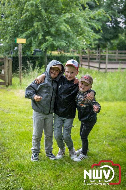 Regen houdt wandelaars niet tegen tijdens Avondvierdaagse ’t Harde - &copy; NWVFoto.nl