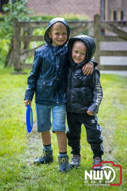 Regen houdt wandelaars niet tegen tijdens Avondvierdaagse ’t Harde - &copy; NWVFoto.nl