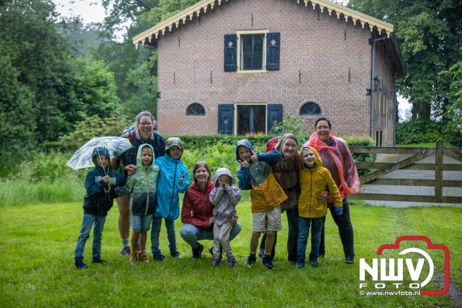 Regen houdt wandelaars niet tegen tijdens Avondvierdaagse ’t Harde - &copy; NWVFoto.nl