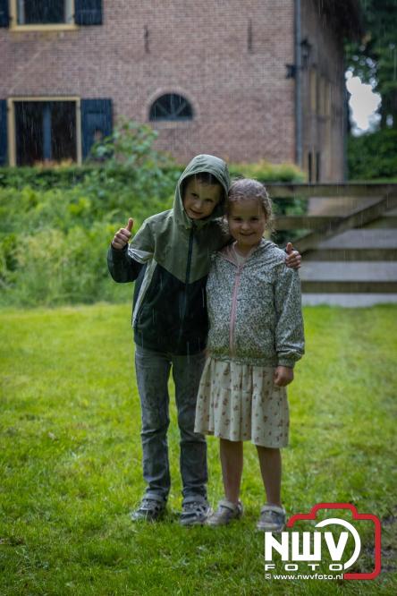Regen houdt wandelaars niet tegen tijdens Avondvierdaagse ’t Harde - &copy; NWVFoto.nl