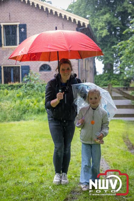 Regen houdt wandelaars niet tegen tijdens Avondvierdaagse ’t Harde - &copy; NWVFoto.nl