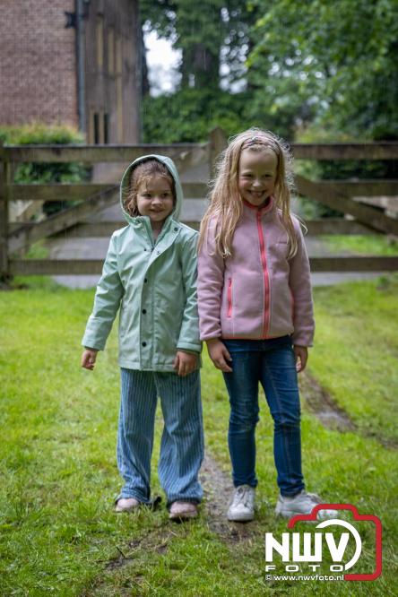 Regen houdt wandelaars niet tegen tijdens Avondvierdaagse ’t Harde - &copy; NWVFoto.nl