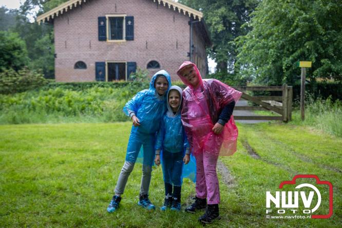 Regen houdt wandelaars niet tegen tijdens Avondvierdaagse ’t Harde - &copy; NWVFoto.nl