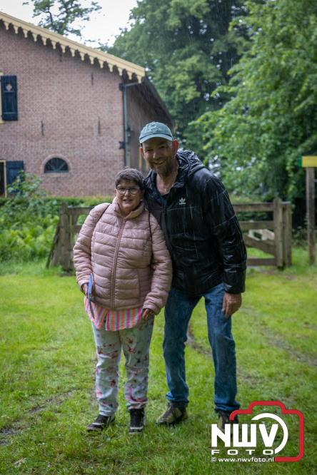 Regen houdt wandelaars niet tegen tijdens Avondvierdaagse ’t Harde - &copy; NWVFoto.nl