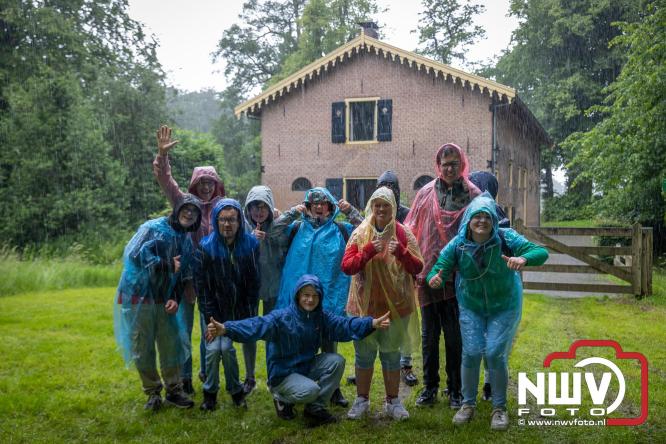 Regen houdt wandelaars niet tegen tijdens Avondvierdaagse ’t Harde - &copy; NWVFoto.nl