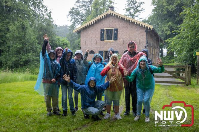 Regen houdt wandelaars niet tegen tijdens Avondvierdaagse ’t Harde - &copy; NWVFoto.nl
