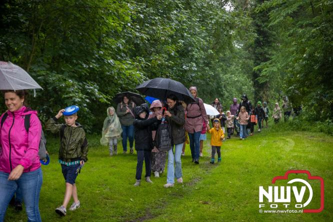 Regen houdt wandelaars niet tegen tijdens Avondvierdaagse ’t Harde - &copy; NWVFoto.nl