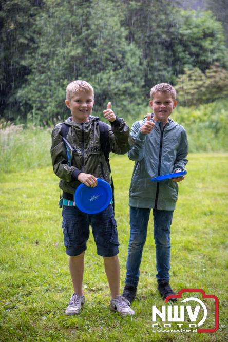 Regen houdt wandelaars niet tegen tijdens Avondvierdaagse ’t Harde - &copy; NWVFoto.nl