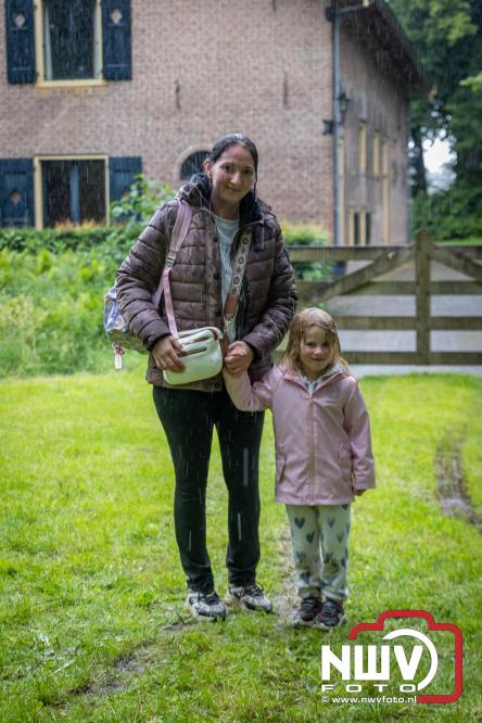 Regen houdt wandelaars niet tegen tijdens Avondvierdaagse ’t Harde - &copy; NWVFoto.nl