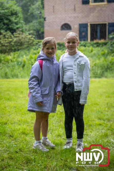 Regen houdt wandelaars niet tegen tijdens Avondvierdaagse ’t Harde - &copy; NWVFoto.nl