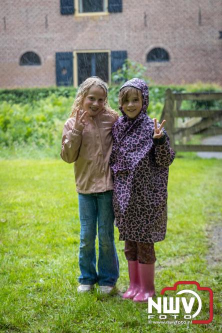 Regen houdt wandelaars niet tegen tijdens Avondvierdaagse ’t Harde - &copy; NWVFoto.nl