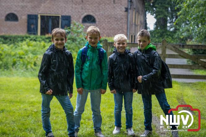 Regen houdt wandelaars niet tegen tijdens Avondvierdaagse ’t Harde - &copy; NWVFoto.nl