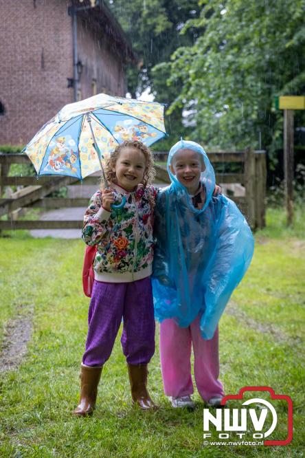 Regen houdt wandelaars niet tegen tijdens Avondvierdaagse ’t Harde - &copy; NWVFoto.nl