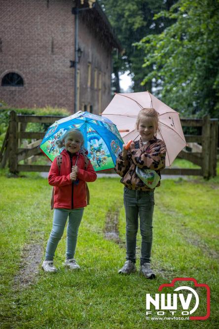 Regen houdt wandelaars niet tegen tijdens Avondvierdaagse ’t Harde - &copy; NWVFoto.nl