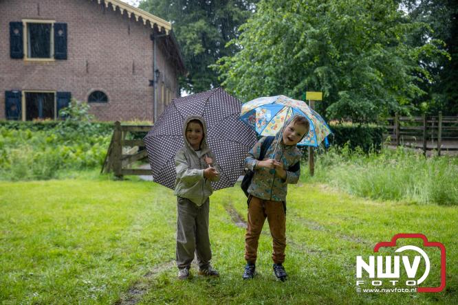 Regen houdt wandelaars niet tegen tijdens Avondvierdaagse ’t Harde - &copy; NWVFoto.nl