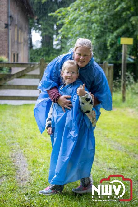 Regen houdt wandelaars niet tegen tijdens Avondvierdaagse ’t Harde - &copy; NWVFoto.nl