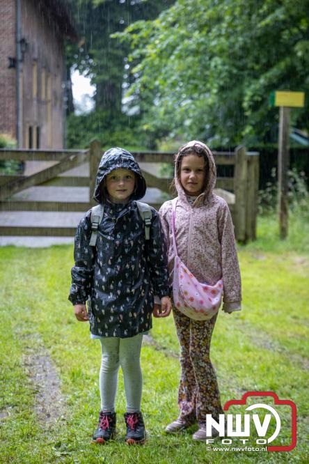 Regen houdt wandelaars niet tegen tijdens Avondvierdaagse ’t Harde - &copy; NWVFoto.nl