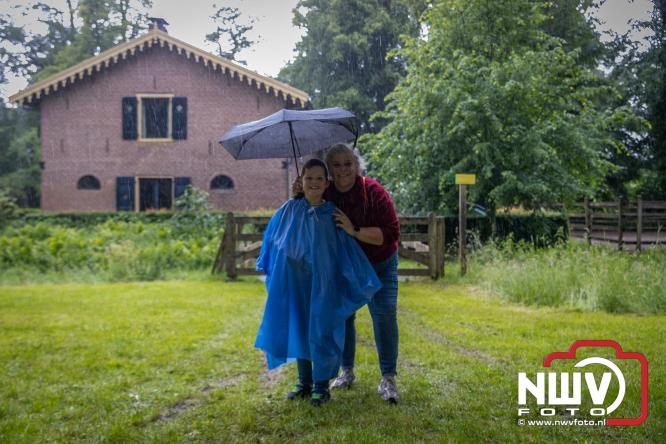 Regen houdt wandelaars niet tegen tijdens Avondvierdaagse ’t Harde - &copy; NWVFoto.nl