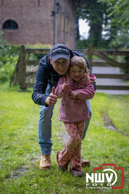 Regen houdt wandelaars niet tegen tijdens Avondvierdaagse ’t Harde - &copy; NWVFoto.nl