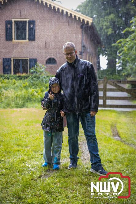 Regen houdt wandelaars niet tegen tijdens Avondvierdaagse ’t Harde - &copy; NWVFoto.nl