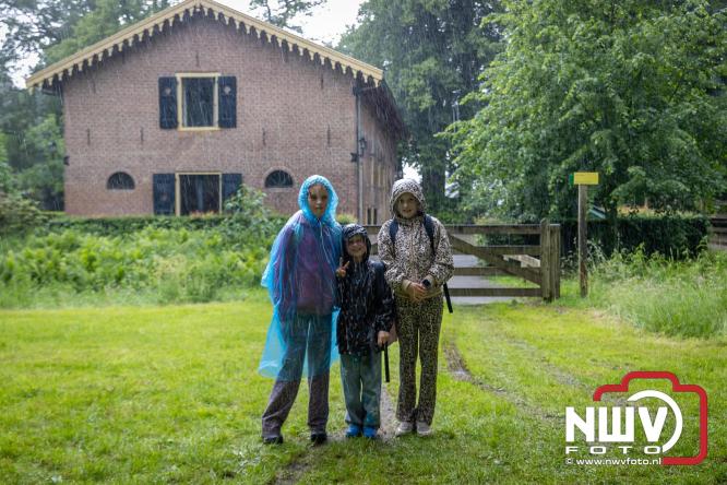 Regen houdt wandelaars niet tegen tijdens Avondvierdaagse ’t Harde - &copy; NWVFoto.nl