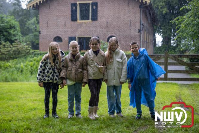 Regen houdt wandelaars niet tegen tijdens Avondvierdaagse ’t Harde - &copy; NWVFoto.nl